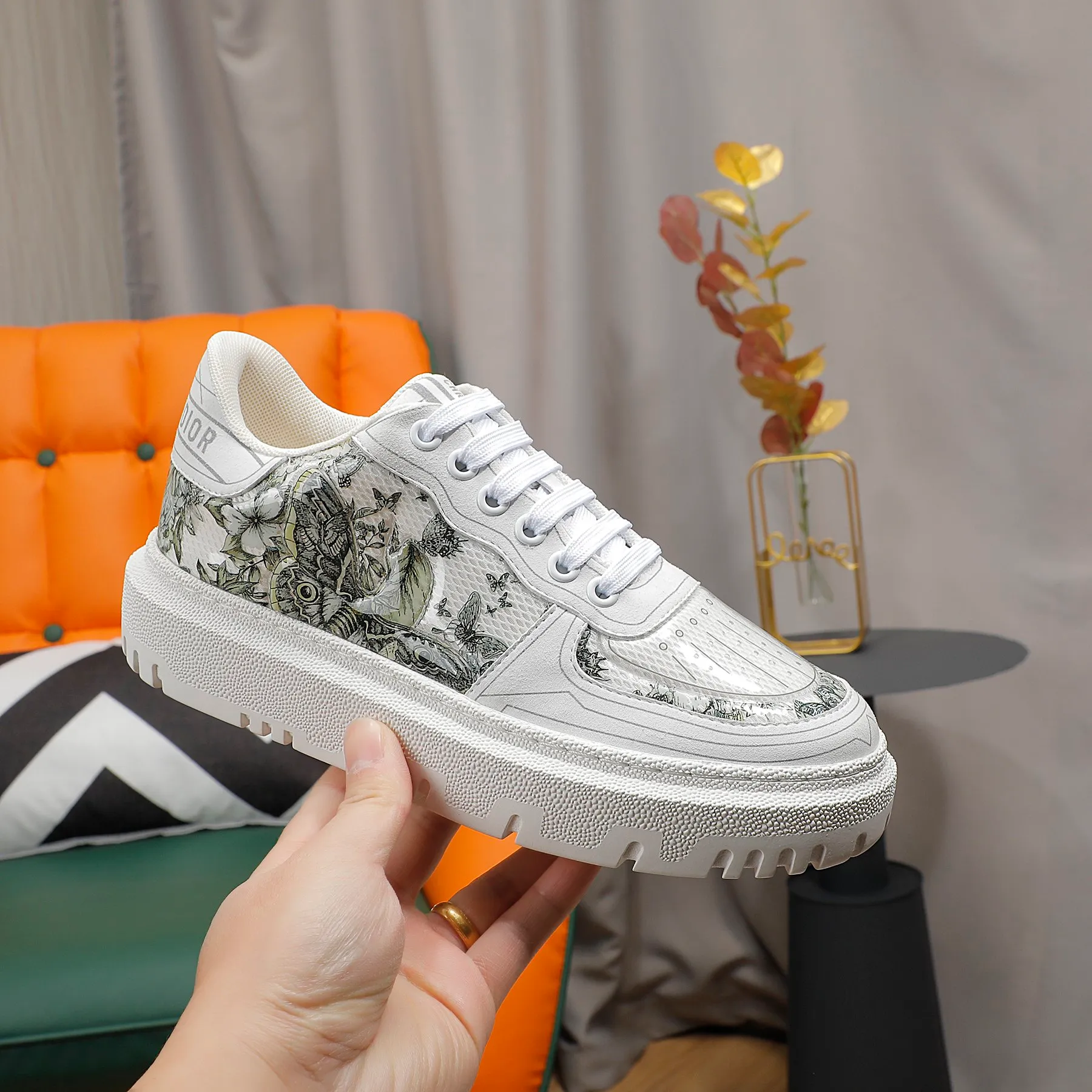 👟👟Ex-factory price 480👟👟 Dior's new casual white shoes, original mold opening, fabric: transparent film 3D printed petal butterfly, mold embossed concave and convex butterfly, laminated hot melt adhesive breathable mesh with first-layer cowhide➕breathable mesh lining. TPU evacuated outsole Injection latex sheepskin feet Color: red, blue, gray Code number 35-40 (41 can be customized)
